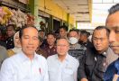 Damping Jokowi Blusukan ke Pasar Johar Karawang, Mendag: Stok Bapok Aman, Semua Harga Turun - JPNN.com