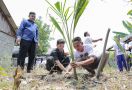 Wong Kito Ganjar Beberkan Manfaat Berkebun & Beri Pelatihan Pembibitan Kelapa Hibrida di Desa Bakung - JPNN.com