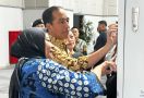 Kunjungi Stand Danone Indonesia, Jokowi Antusias Melihat Mesin Penukaran Botol Bekas - JPNN.com