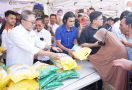 Zulhas Ditemani Charly Van Houten Bagikan 500 Karung Beras Gratis kepada Warga Lampung - JPNN.com