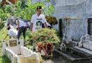 Sukarelawan Usbat Ganjar Ajak Remaja Masjid Bebersih Area Makam di Deli Serdang - JPNN.com