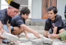 Petebu Ganjar Bareng Warga Pasang Paving Block di Kompleks Masjid-Ponpes Tasikmalaya - JPNN.com