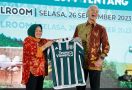 Ganjar Terima Hadiah Jersei No 8 MU dari Kades se-Indonesia, Apa Artinya? - JPNN.com