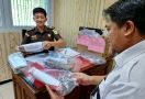 Penyidik Bea Cukai Melimpahkan 4 Tersangka Pengiriman Rokok Ilegal ke Kejari Semarang - JPNN.com