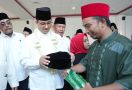 Tiba di Sumenep, Anies Dapat Hadiah Songkok Buatan Santri - JPNN.com