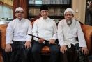 Silaturahmi ke Rembang, Anies Diberi Tongkat Kiai Najih dan Berdoa di Kamar Mbah Moen - JPNN.com