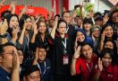 Saat Megawati dan Prananda Berfoto Bersama Wartawan di Rakernas PDIP - JPNN.com
