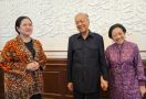 Lihat, Mahathir Pegangi Tangan Megawati, Lalu Mereka Tertawa Lepas - JPNN.com
