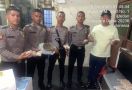 Tas Tergeletak di Pinggir Jalan, Isinya Bikin Kaget Pak Polisi - JPNN.com