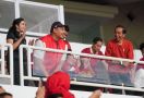 Lihat Ekspresi Jokowi dan Menpora Dito saat Menyaksikan Kemenangan Indonesia Atas Brunei - JPNN.com