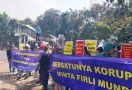 Puluhan Massa Gelar Aksi, Serukan Lawan Kriminalisasi KPK - JPNN.com