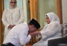 Sungkeman di Keluarga Anies Baswedan: Tradisi Turun-Temurun Meminta Doa Restu Orang Tua - JPNN.com