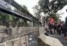 Mahasiswa yang Demo Jokowi di Patung Kuda Mulai Bakar Ban dan Robohkan Barikade - JPNN.com
