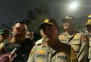 Mahasiswa Bakar Ban saat Demo 9 Tahun Jokowi Presiden, Kapolda: Bikin Polusi - JPNN.com