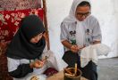 Warga Surabaya Siap Buka Usaha Batik Tulis Setelah Dapat Pelatihan dari Santri Ganjar - JPNN.com