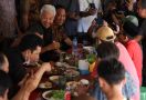 Ganjar Tampung Curhat Sopir Angkot Saat Makan Siang di Terminal, Begitu Akrab - JPNN.com
