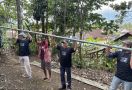 Ganjar Padjajaran Bersama Warga Bergotong Royong Dirikan Penerangan Jalan - JPNN.com