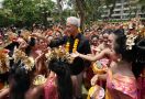 Bukti Cinta dari Warga Bali, Ganjar Disambut 190 Penari - JPNN.com