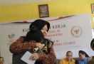 Peluk Haru Mensos Risma untuk Anak-Anak PMI di Nunukan Supaya Sukses - JPNN.com