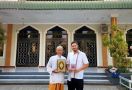 Panji Soeharto Menyerahkan Al-Qur'an ke Masjid YAMP di Kupang - JPNN.com