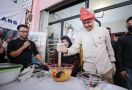 Momen Ganjar Ikut Membuat Kue Lapis Khas Palembang Bareng Pelaku UMKM - JPNN.com