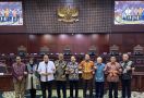 Saat Hakim Konstitusi Berfoto Bersama setelah Ada Ketua Baru MK, Lihat Ekspresi Anwar Usman - JPNN.com