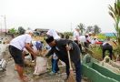 Usbat Ganjar Bersihkan Pemakaman Wakaf Bareng Serikat Tolong Menolong - JPNN.com
