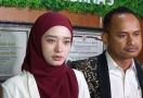 Anaknya Dilarikan ke Rumah Sakit, Inara Rusli Panik - JPNN.com