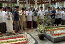 Prabowo Berziarah ke Makam Pendiri NU, 60 Ulama Sepuh Jatim Hadir - JPNN.com