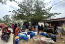 Ganjar Milenial Jawab Keluhan Warga Sampang dengan Bawa Bantuan Air Bersih - JPNN.com