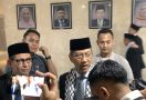 Pj Gubernur DKI Jakarta dan Anggota DPRD Pakai Syal Palestina di Rapat Paripurna - JPNN.com
