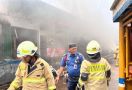 Kebakaran Melanda 18 Lapak di Pasar Angke Tambora, Ini Dugaan Penyebabnya - JPNN.com