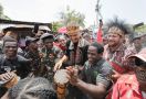 Disambut Tarian & Nyanyian Khas Papua, Ganjar pun Ikut Menari Bersama Ribuan Warga di Sorong - JPNN.com