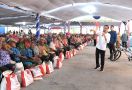 Kumpulkan Warga Papua, Jokowi Bagikan Bantuan Beras - JPNN.com