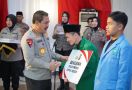 Komjen Agus Serahkan Beasiswa Untuk 150 Mahasiswa di Riau - JPNN.com