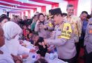 Cegah Stunting, Polri Salurkan 339 Paket Bantuan Makanan Bergizi di Riau - JPNN.com