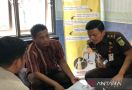 Bendahara Desa Tersangka Korupsi, Kantor Kejari Sampang Digeruduk Massa - JPNN.com