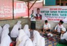 Ustaz Sahabat Ganjar Berikan Bantuan Penunjang Belajar Untuk TPQ Nurul Yaqin - JPNN.com
