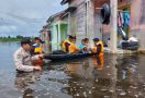 Brimob Polda Riau Evakuasi Warga dan Anak Sekolah Terdampak Banjir di Rohil - JPNN.com