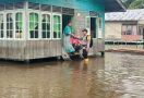 Ratusan Rumah Warga di Rohil Terendam Banjir, Polisi Bantu Proses Evakuasi - JPNN.com