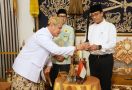 Di Keraton Cirebon, Anies Genggam Keris Pusaka Simbol Kepemimpinan Sunan Gunung Jati - JPNN.com