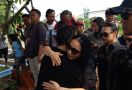 Nagita Slavina Hingga Tarra Budiman Hadiri Pemakaman Ibunda Jeje Govinda - JPNN.com
