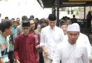 Jumatan di Karawang, Ganjar Menziarahi Makam Syekh Quro - JPNN.com