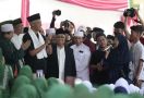 Bu Sanih Merampai 2 Lagu Rhoma Irama, Ganjar di Bekasi Jadi Ginanjar - JPNN.com