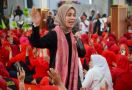 Lihat, Siti Atikoh Hanyut Bersewalat dengan Ribuan Jemaah Ponpes Albadru Alaina - JPNN.com