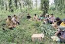 Momen Polisi dan Petani Makan di Kebun Sambil Sosialisasi Pemilu Damai 2024, Lihat - JPNN.com