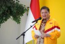 Soal Dasi Kuning, Airlangga Terjemahkan Jokowi Mendukung Golkar - JPNN.com