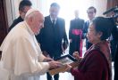 Megawati Berikan Kain Batik untuk Paus Fransiskus, Ini Maknanya - JPNN.com