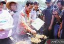 Mahfud Kunjungi Kampung Kurang Diperhatikan, Bakar Ikan Bersama Nelayan - JPNN.com