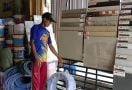 Viral Pria di Palembang Mencuri Sampel Keramik - JPNN.com